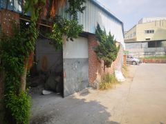 独院砖墙到顶铁皮房有阁楼交通便利水电齐全行业不限超低价原房东