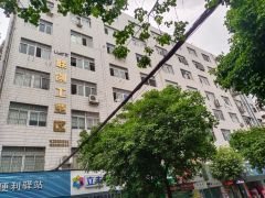 布吉罗岗联创工业区，原房东红本厂房。交通便利，园区形象好，