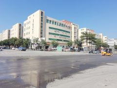 龙华观澜主干道边大富工业园区三楼标准厂房3520平，低价租！