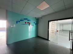 大岭山杨屋楼上950平精装修厂房低价出租临深易招工