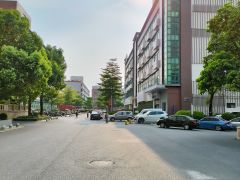 龙华新区主干道边工业楼上标准厂房2000平，低价出租，好招工