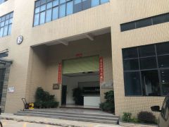 塘厦邻深高速口红本一楼3000平仓库厂房低价出租，有现成行车