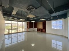 南山区科技园北450平 近松坪山公园 精装办公室 使用率8成