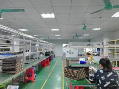 公明楼村地铁出站口300米厂房1500平车间干净明亮，吊好顶