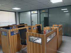凤岗雁田新出原房东带办公室精装修工业厂房楼上1000平出租。