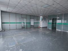 公明上村新出楼上900平精装厂房，水电齐全。拎包入住