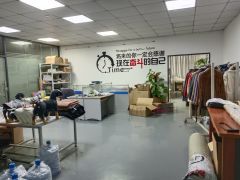 石岩新出2楼办公厂房300平米带装修出租，现成水电，两吨货梯