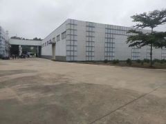 常平镇钢构单一层厂房出租。滴水8米，工业用地现成航车免费使用