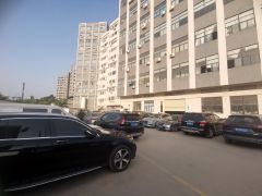 蒋石南光高速出口新出楼上整层960平，带前台办公室出租！