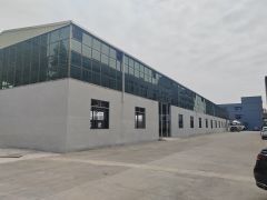 砖墙加玻璃幕墙钢构单一层厂房出租，滴水8米  形象非常好。
