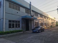 厂房单一层9米高，独门独院。空地超大，有现成的牛角。可装行车