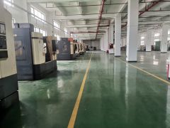宝龙南约地铁口原房东红本1楼2000平方带装修水电齐大小可分