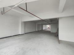 二楼带全新电梯厂房268平，可小加工仓库。