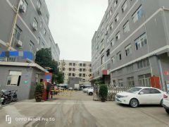长安靠近深圳楼上750平厂房带装修办公室，全新地坪漆，可环评