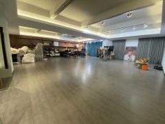 东莞厚街镇豪华展厅，办公室出租，带家私家电，水电齐全有货梯，