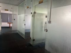 大岭山镇杨屋原房东钢结构600平阁楼办公室水电低价出租