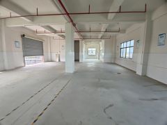 凤凰岗公园旁500平一层，带办公室现成水电洗手间带货梯吊机口