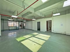 塘厦石潭布空出2楼半层300平方 带办公室和仓库 电梯口 非