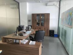 公明镇中心重工业厂房出租850平带多间精装办公室，5吨货梯