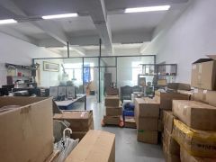 西乡鹤洲工业区，电梯口位置，带装修420平厂房出租，租金便宜