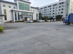 三中精装修三楼1200平，水电齐全。价格便宜！厂房出租。