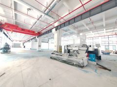 清溪镇全新厂房一楼2000平米出租，高8米，带牛角，现成航车