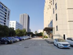 免租年底 横岗六约地铁口科技园楼上300平带装修厂房出租