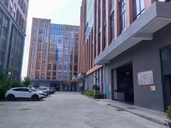厚街新出楼上1500平米，全新厂房！带地坪漆，现成装修办公室