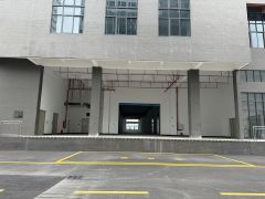 松山湖地址15元，卸货平台，5吨货梯，丙2类消防，电到户。