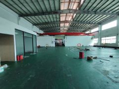 独门砖墙到顶厂房出租，2部行吊，格局方正实用，重工业
