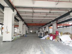 大岭山镇杨屋村高速路口原房东工业园一楼带现成航车厂房仓库出租
