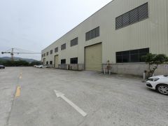 三栋镇1400平独院钢构，层高8米，空地800平，可分租