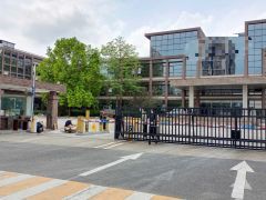 南城车站附近低价独院全新办公楼出租2250平方，独立停车场，