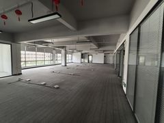 寮步镇精装修，楼上800平方。价格13元，位置佳，形象好