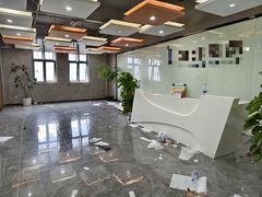 12元东坑精装修楼上2000平！原房东红本厂房形象好低价出租