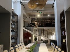 布吉李朗一楼复式展厅1000平方精装厂房办公室出租。